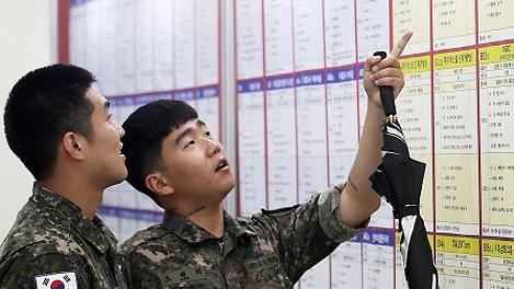 청년들 표심 잡으려 '군 가산점' 부활?