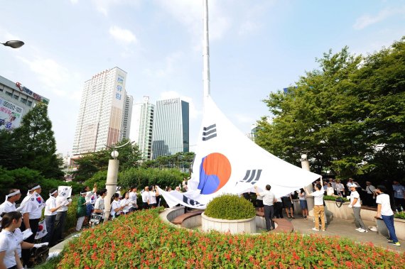 부산 금정문화회관 앞마당 대형 태극기 게양 - 파이낸셜뉴스