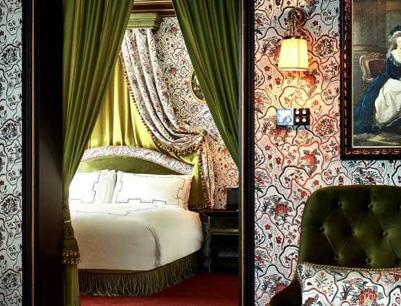 유럽 귀족의 저택을 떠올리게 하는 레스케이프 명동의 인테리어. 화려한 문양의 벽과 엔틱한 가구, 강렬한 색감의 패브릭 등이 시선을 사로잡는다. ⓒ사진 레스케이프 명동 제공, 파이낸셜뉴스