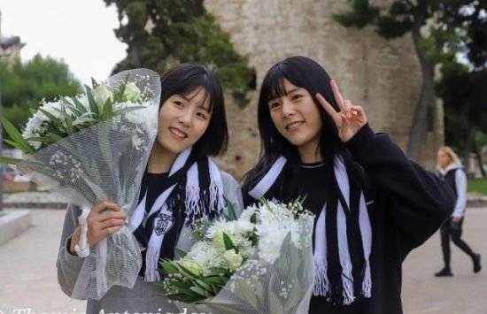 배구선수 이재영·이다영 쌍둥이 자매. 그리스 테살로니키에 도착해 기념 사진을 찍는 모습. ⓒ사진=PAOK구단 인스타그램
