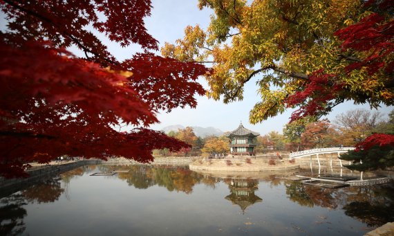 조선시대 왕과 왕비의 휴식처였던 향원정과 취향교. 지난해 복원해 언론에 공개했다. ⓒ뉴시스, 2021년 11월