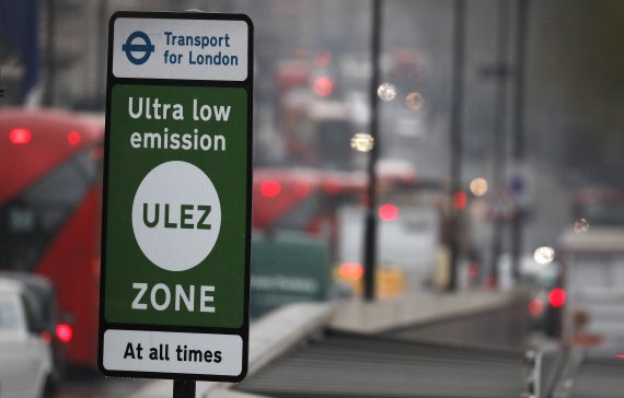 2019년 4월 영국 런던 교통국은 세계 최초로 '초저공해구역'을 설정하고, 이 구역에 들어오는 배기가스 배출 기준 미달 차량에 대해 1만 8000원에 달하는 '매연료'를 부과한다고 밝혔다. @런던=AP 뉴시스 2019.04.08.