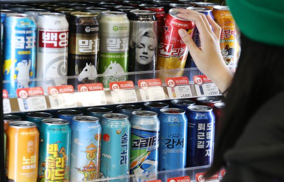 서울 시내 한 편의점에 수제 맥주가 진열돼 있다. ⓒ 서울=뉴시스 2021년 11월