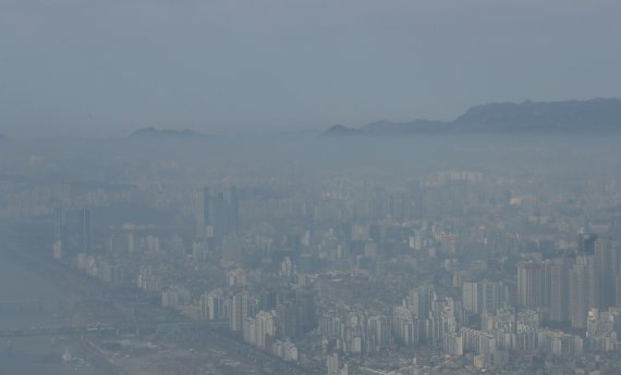 2021년 12월 대기정체로 초미세먼지 농도가 짙어진 서울. @뉴시스 2021.12.28