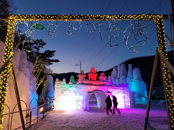 올해 2월 청양 알프스마을의 전경. 얼음으로 만든 성문에 알록달록한 조명이 켜졌다. ⓒ한국관광공사