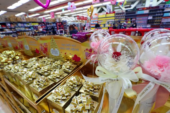 발렌타인데이를 맞아 초콜릿이 진열된 대형마트의 모습. ⓒ 뉴스1. 2022년 2월