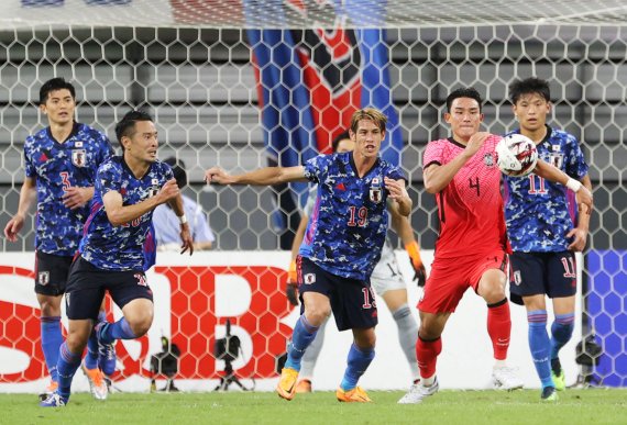 2022 동아시아축구연맹(EAFF) E-1 챔피언십 3차전 대한민국과 일본의 경기, 일본 선수들과 볼경합을 하고 있는 조유민 선수. © 뉴시스 2022년 7월