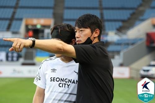 경기 중 작전을 지시하는 성남 FC 김남일 감독. ⓒ한국프로축구연맹 제공