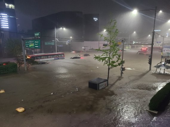 8월 8일 폭우로 물에 잠긴 서울 서초구 진흥아파트 앞 사거리. @파이낸셜뉴스 2022.08.08