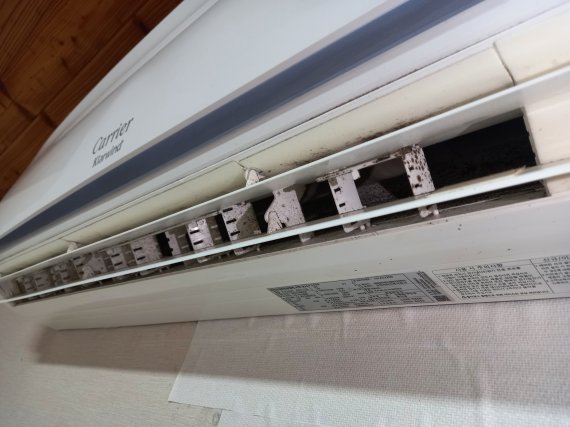 청주 옥화자연휴양림 객실 벽걸이 에어컨 내부가 곰팡이와 먼지로 가득하다. ⓒ 사진 제보자 제공, 뉴스1