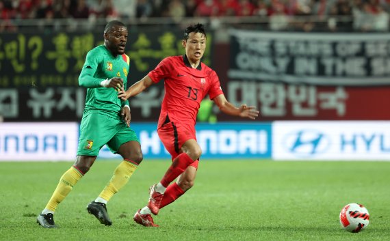 대한민국과 카메룬의 친선경기 후반전에서 볼을 쫓고 있는 손준호 선수. © 뉴스1 2022년 9월