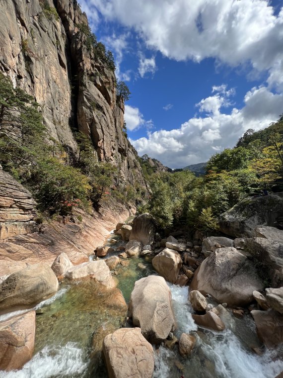 기암절벽 사이로 맑은 물줄기가 세차게 흐르는 남설악 오색지구 흘림골 일대. ⓒ독자제공/뉴스1, 2022년 10월