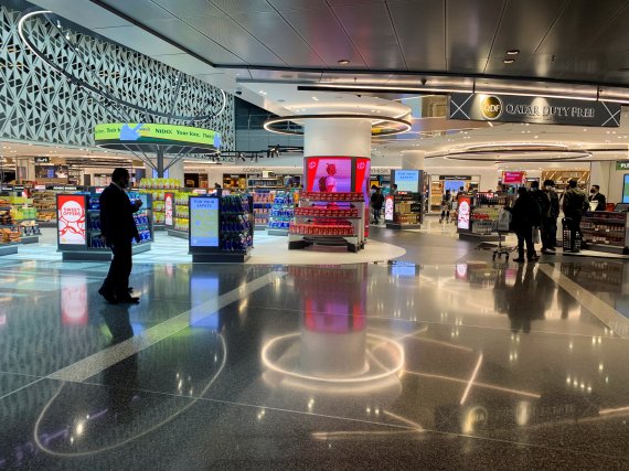 카타르 도하의 하마드 국제공항에서 승객들이 면세점을 방문하고 있다. ⓒ 로이터=뉴스1 2021년 8월