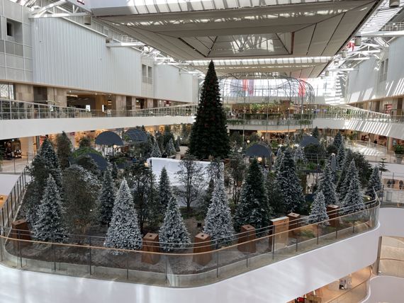 지난 10월 더현대 서울 5층 사운즈 포레스트에 크리스마스 트리가 설치되고 있는 모습. ⓒ파이낸셜뉴스, 2022년 10월