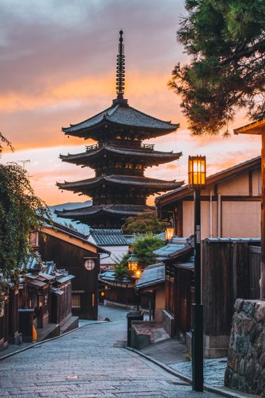 일본 전통 가옥이 빼곡하게 들어서 전통미가 돋보이는 교토의 기온거리. ⓒRoméo A. on Unsplash