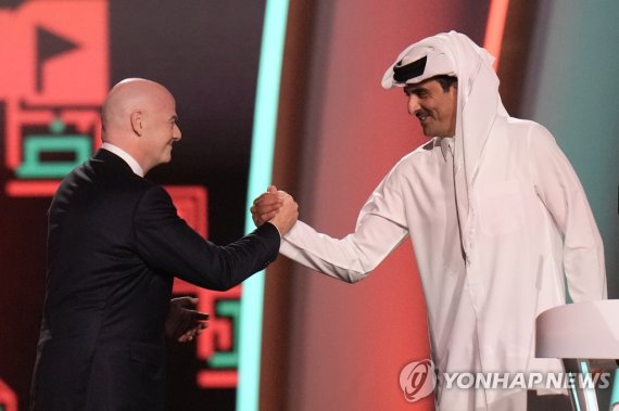 국제축구협회 (FIFA) 잔니 인판티노 회장 (좌측)과 카타르 타밈 빈 하마드 알사니 국왕 (우측) © (AP Photo/Hassan Ammar, File) / 연합뉴스 2022년 4월