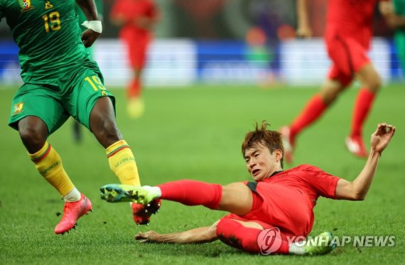 한국 대 카메룬 축구 대표팀의 평가전에서 몸을 사리지 않는 슬라이딩 태클로 공을 걷어 내는 김진수 선수 © 연합뉴스 2022년 9월