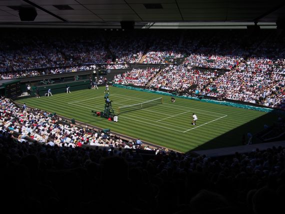 잔디 코트 위에서 경기를 펼치는 윔블던 테니스 대회. ⓒShep McAllister on Unsplash