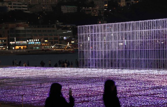 '제9회 해운대 빛축제' 개막을 하루 앞둔 지난 11월 17일, 해운대해수욕장 백사장에 400m에 달하는 '빛 파도'가 설치됐다. ⓒ뉴시스, 2022년 11월 17일
