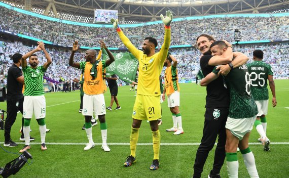 2022 카타르 월드컵 조별리그 C조 1차전에서 아르헨티나에 2-1로 승리하는 이변을 일으킨 사우디아라비아 팀이 기뻐하는 모습. ⓒ로이터=뉴스1. 2022년 11월