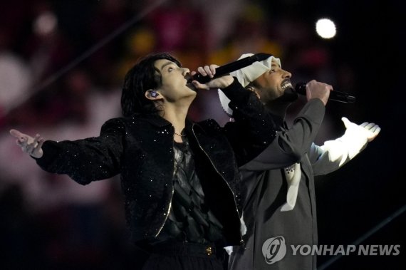 현지 시각 11월 20일 카타르 월드컵 개막식서 공연하는 BTS 정국. 옆은 카타르 가수 파하드 알쿠바이시. 월드컵 주제가 '드리머스(Dreamers)'는 K팝 솔로 가수가 단독으로 부른 첫 곡이다. ⓒ알코르AP=연합뉴스, 2022.11.21