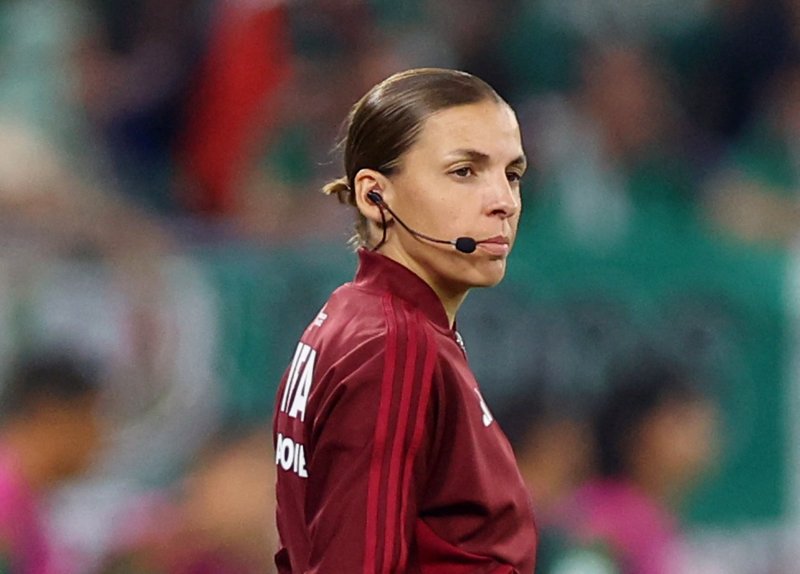 폴란드:멕시코 경기에서 대기심으로 등장한 스테파니 프라파르. 월드컵 역사 92년 만에 처음으로 탄생한 여성 주심이다. ⓒ로이터=뉴스1, 2022.11