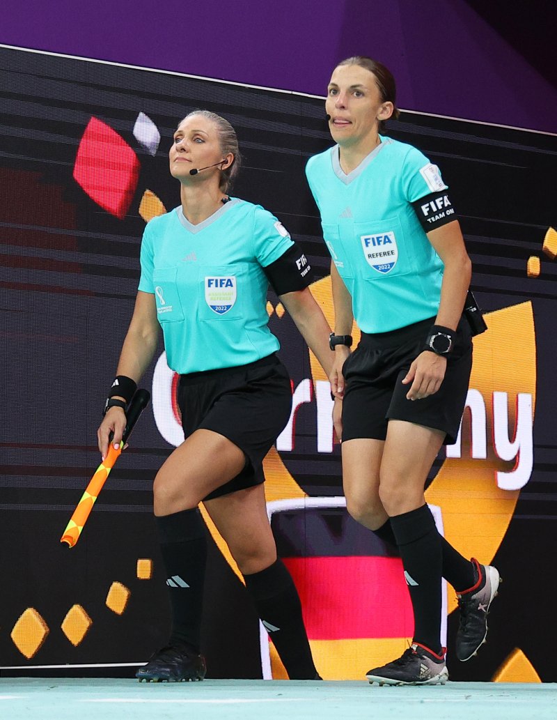 현지시간으로 12월 1일, 카타르 알코르 알바이트 스타디움에서 열린 2022 카타르 월드컵 조별리그 E조 3차전 코스타리카와 독일의 경기에 스테파니 프라파르 주심과 네우사 백 부심이 경기장에 들어서고 있다. ⓒ알코르=연합뉴스, 2022.12.2