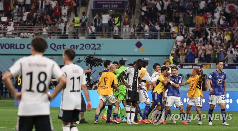 2022 카타르 월드컵 조별리그 E조 독일과 일본 경기에서 '2-1' 역전승을 거둔 일본 대표팀 선수들이 종료 휘슬이 울리자 그라운드를 내달려 기쁨을 나누고 있는 모습. ©연합뉴스 2022년 11월