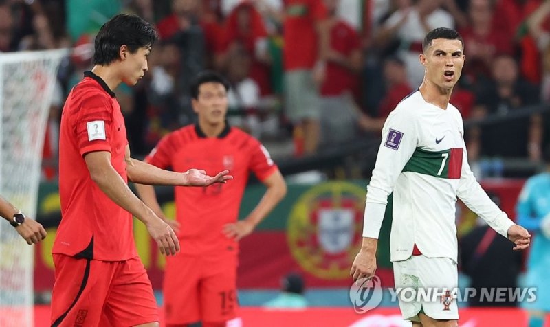 2022 카타르 월드컵 조별리그 H조 3차전 대한민국 vs 포르투갈. 교체아웃되던 포르투갈 '호날두'가 대표팀 '조규성'과 언쟁을 벌이고 있다 ©일라이얀=연합뉴스. 2022년 12월