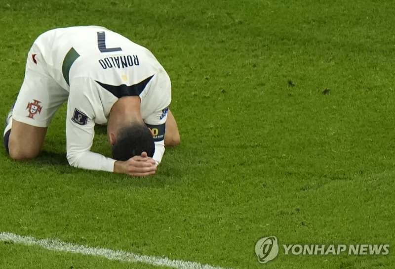 2022 카타르 월드컵 8강 포르투갈과 모로코의 경기에서 '1-0패' 탈락을 당한 후 좌절하는 '크리스티아누 호날두'의 모습 ©AP=연합뉴스. 2022년 12월