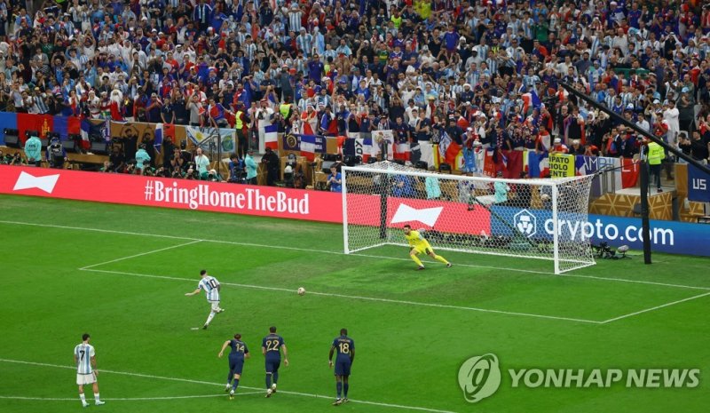 2022 카타르 월드컵 결승전이 열린 루사일 스타디움, 아르헨티나와 프랑스 경기에서 페널티킥 선제골을 득점하는 '메시' ©REUTERS=연합뉴스. 2022년 12월