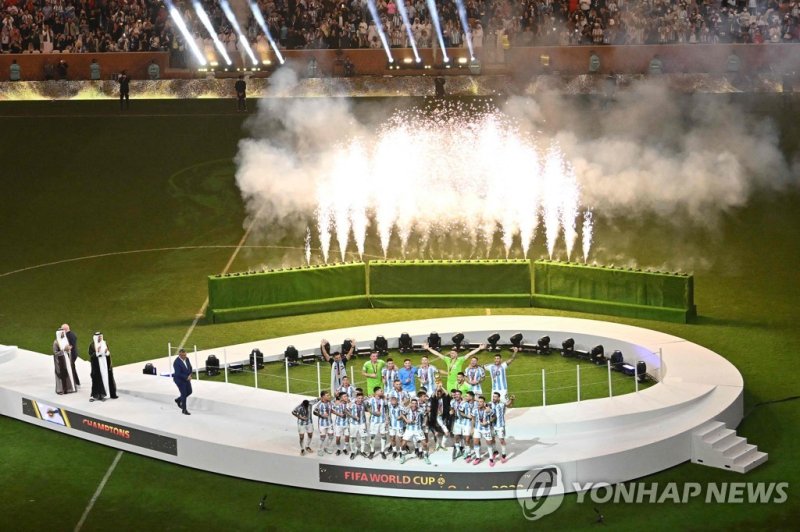 2022 카타르 월드컵 결승전 직후 열린 시상식에서 우승 트로피를 받고 세레모니 중인 아르헨티나 선수들의 모습 ©AFP=연합뉴스. 2022년 12월