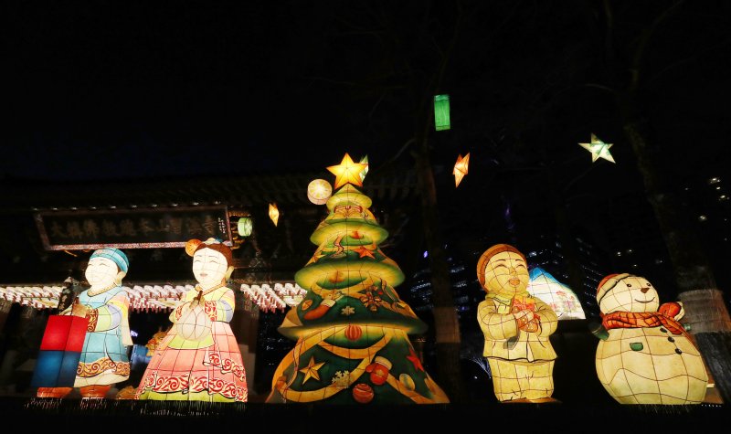 크리스마스(양력 12월 25일)과 석가 탄신일(음력 4월 8일)가 대체 공휴일로 지정되었다. 조계사 크리스마스 트리 점등식 모습. © 뉴스1 / 2022년 12월.
