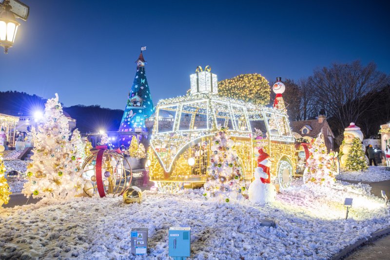 조명을 밝힌 스노우맨 월드. ⓒ에버랜드/ 뉴시스, 2022년 12월 26일