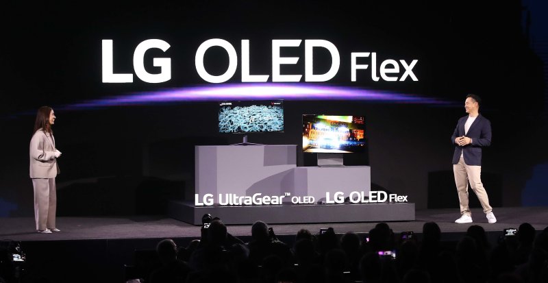 지난 1월 3일 미국 라스베이거스 만달레이 베이 컨벤션센터에서 열린 LG전자 미디어 컨퍼런스에서 LG 울트라 기어 올레드와 올레드 플렉스를 공개하고 있다. 2023.1.5 ⓒ뉴스1