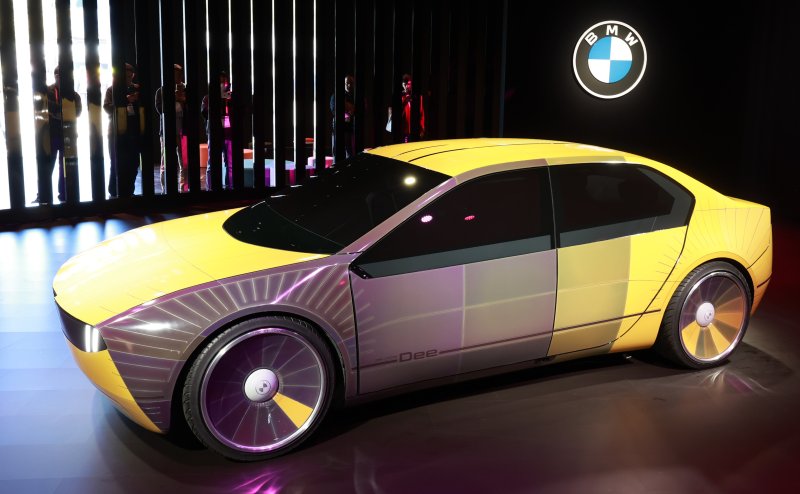 현지 시간으로 지난 1월 6일 미국 네바다주 라스베이거스 컨벤션센터(LVCC) BMW 전시관에 등장한 BMW 미래형 중형 세단 'i 비전 디(Dee)' 콘셉트카. 시시각각 외관의 컬러가 바뀌는 카멜레온 같은 매력을 자랑한다. 2023.1.7 ⓒ연합뉴스