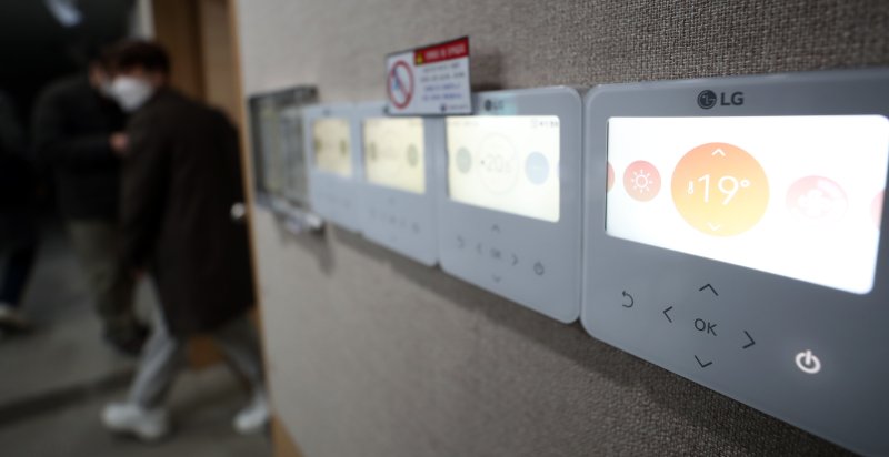 정부가 난방비 절약 차원에서 겨울철 공공기관 실내온도를 17도로 제한해 오던 것을, 일부 조건에 한해 19도까지 완화하기로 했다. 산업통상자원부는 '공공기관 에너지사용의 제한에 관한 공고'를 개정해 시행한다고 밝혔다. 사진은 이날 서울 종로구 세종대로 정부서울청사 사무실 모습. ⓒ사진 2023년 1월 18일 뉴스1