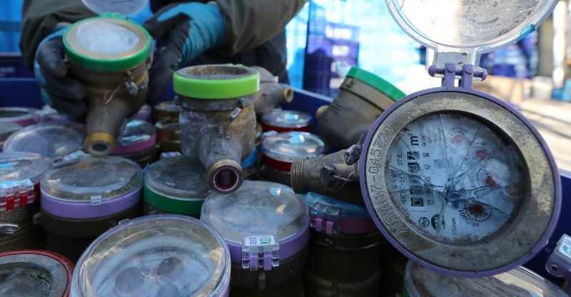 서울 종로구 중부수도사업소 효자가압장에서 관계자가 동파된 수도계량기를 정리하고 있다. 중앙재난안전대책본부와 서울시에 따르면 이날 오전 6시 기준 서울 지역 계량기 동파는 총 98건으로 전날인 24일 오후 11시 기준(50건) 대비 2배 가까이 늘었다. ⓒ사진 2023년 1월 25일 뉴스1