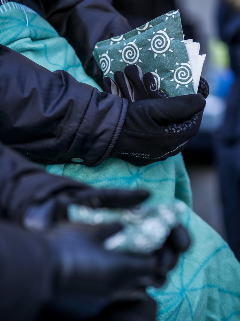 서울 종로구 옛 일본대사관 인근에서 열린 제1580차 일본군성노예제 문제해결을 위한 수요시위에서 참가자들이 핫팩을 손에 쥐고 있다. ⓒ사진 뉴시스