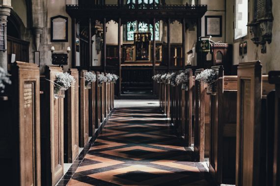 Wedding aisle at Old Church ⓒ unsplash.com / Annie Spratt