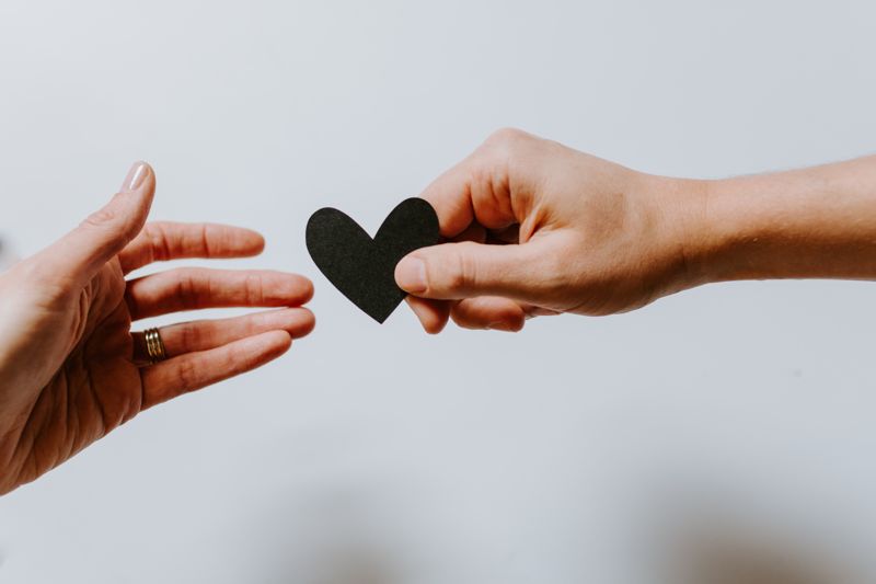 Sharing Love with others © unsplash.com / Kelly Sikkema