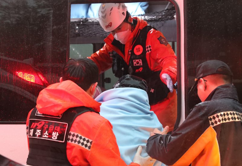 제주 한라산을 오르던 고등학생들이 무더기로 저체온증을 호소해 성판악 입구에 임시응급진료소가 설치됐다. ⓒ사진 2023년 5월 3일 뉴시스