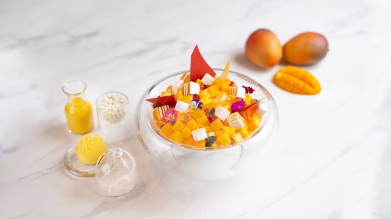 포시즌스호텔 서울의 제주 애플 망고 빙수는 12만 6000원으로 '럭셔리 빙수'를 대표한다. 패션푸르트 젤리와 식용 꽃으로 토핑해 아기자기하게 꾸민 정원같은 비주얼을 자랑한다. 제주산 애플 망고도 2개 이상 들어간다. ⓒ사진 포시즌스호텔 서울 제공, 뉴시스