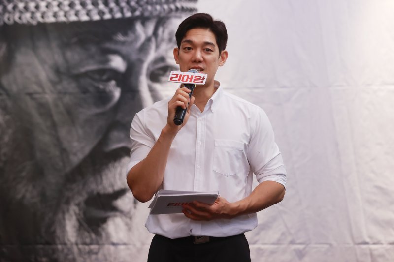 배우 박재민이 서울 마포구 SNU장학빌딩에서 열린 연극 '리어왕: KING LEAR' 연습실 공개 및 간담회에서 진행을 맡아 인사말을 하고 있다. ⓒ사진 2023년 5월 10일 연합뉴스
