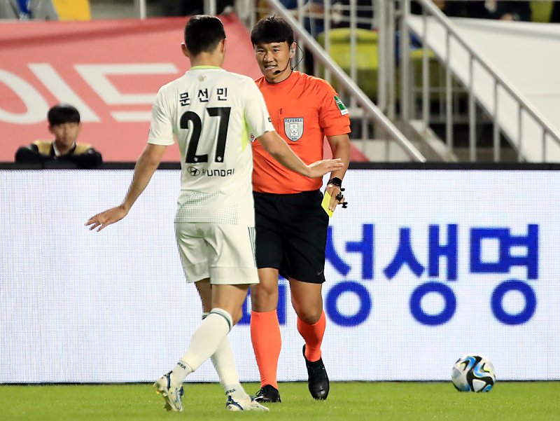 경기도 수원시 팔달구 수원월드컵경기장에서 열린 하나원큐 K리그 12라운드 수원삼성과 전북현대의 경기에서 국가대표 수비수 김민재 닮은꼴로 유명세를 탄 정동식 심판이 파울을 범한 문선민에게 옐로카드를 주고 있다. ⓒ사진 2023년 5월 10일 뉴스1
