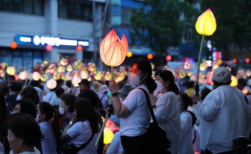 부처님 오신 날을 일주일 앞둔 5월 20일 서울 종로 일대에서 불자들이 연등을 들고 행진을 하고 있다. ⓒ사진 뉴시스