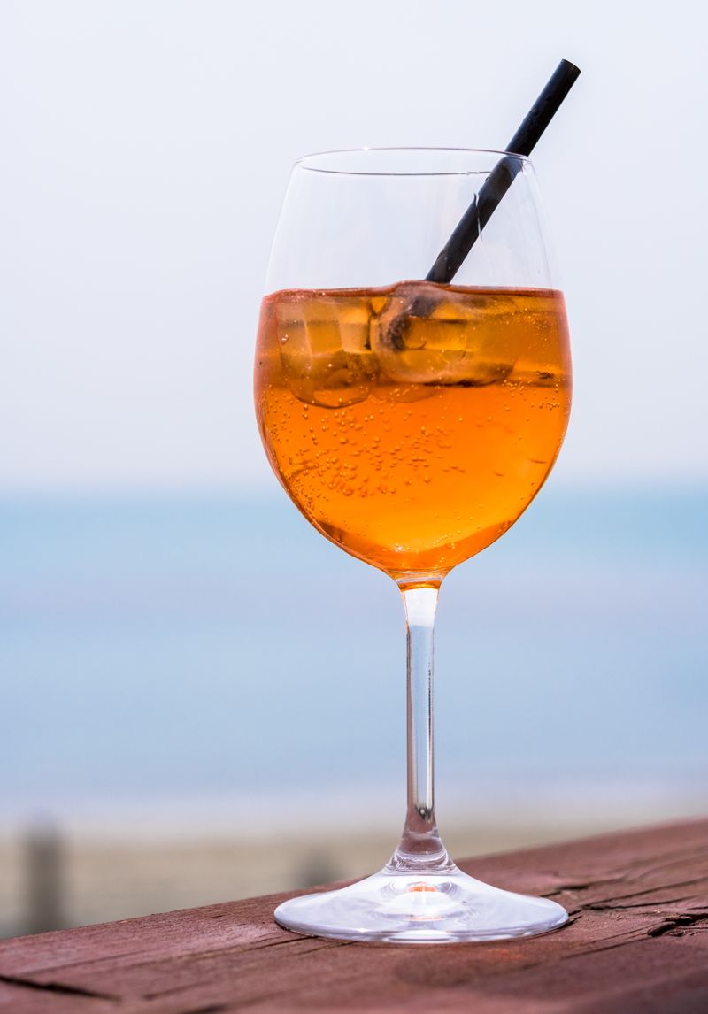 청포도로 만드는 오렌지와인. 청포도를 껍질 째 압착해 숙성하기 때문에 아름다운 오렌지 컬러가 감돈다. 오렌지 컬러 외에도 핑크 컬러를 띠는 것도 있다. ⓒ사진 francesca petroni on Unsplash