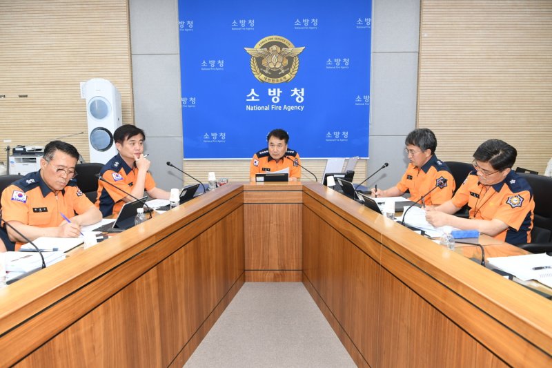 6월 16일 세종시 소방청 지휘작전실에서 남화영 소방청장이 장마철 집중 호우를 대비해 전국 주요 소방지휘관 영상 회의를 주재하고 있다. ⓒ사진 2023.6.16 소방청 제공, 뉴스1