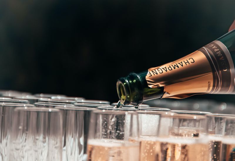 'Champagne'이라는 단어는 프랑스 샹파뉴 지역을 뜻하기도 하지만 샹파뉴에서 만들어지는 스파클링 와인 샴페인을 뜻하기도 한다. 스파클링 와인은 세계의 다양한 나라에서 선보이는 대중적인 술이지만 오직 샹파뉴에서 만들어진 것에만 샴페인이라는 이름을 쓸 수 있다. ⓒ사진 Tristan Gassert on Unsplash