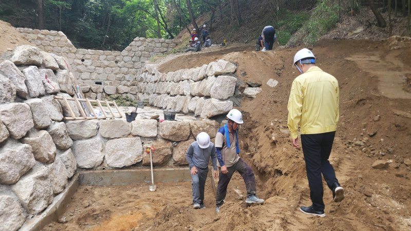 2022년 산사태 피해지를 점검하는 산림청 관계자. 6월 말이 되면 2022년 산사태가 일어난은 1278개소의 92%가 복구될 예정이다. ⓒ사진 산림청 제공, 뉴시스